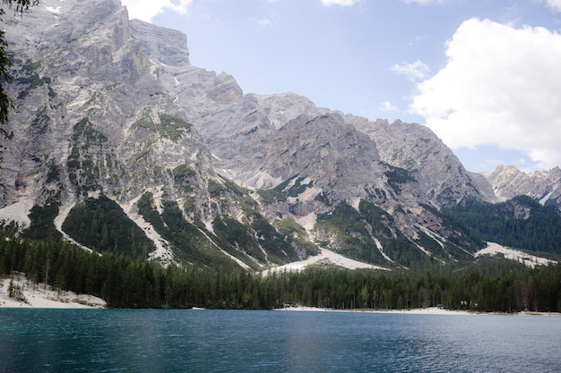 Ein ruhiger Bergsee in Italien, umgeben von majestätischen Dolomiten