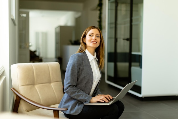 Ein ruhiger Nachmittag bei der Arbeit eine professionelle Frau konzentriert sich auf ihren Laptop in einem sonnigen Raum