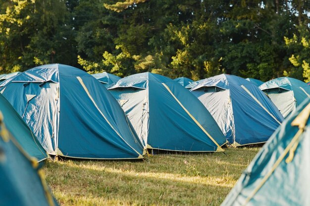 Ein ruhiger Rückzugsort im Sommer. Ein weitläufiges Zeltlager im Herzen eines üppigen Waldes, das darauf wartet, dass seine Bewohner von ihren Outdoor-Abenteuern zurückkehren