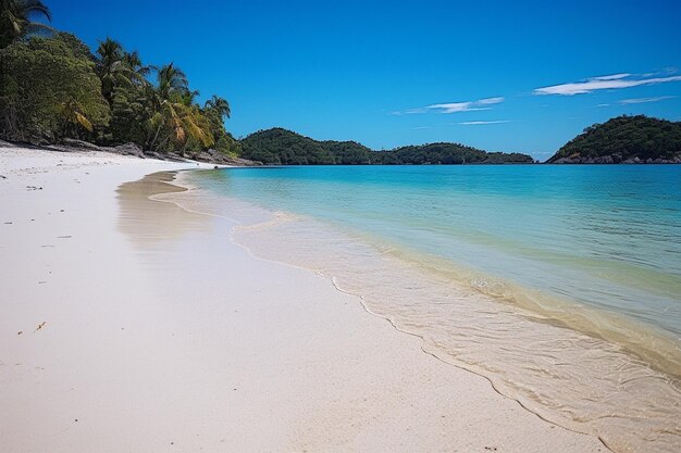 Ein ruhiger Strand mit kristallklarem türkisfarbenem Wasser und weißem Sand