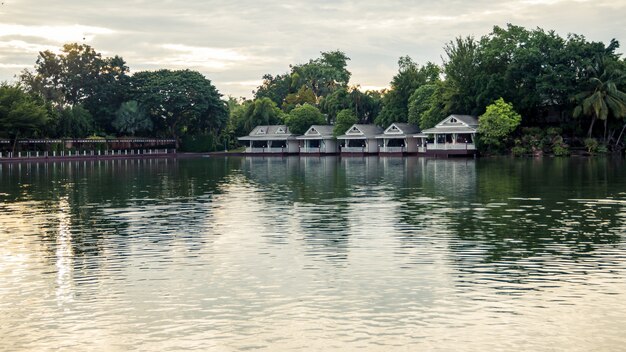 Ein ruhiges und schönes Resort am Wasser am Morgen.