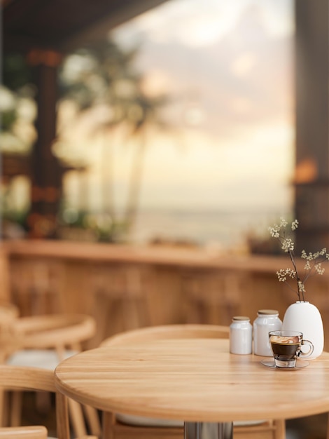Ein runder Holztisch in einer gemütlichen Luxushotellunge oder einem Restaurant am Strand