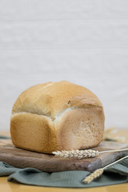 Ein rundes Weißbrot mit Weizenfaser auf dem Tisch