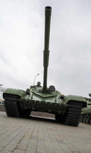 Ein russischer Panzer vor einem düsteren Himmel