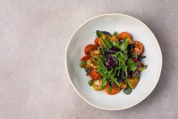 Ein Salatteller mit Tomaten und Gemüse