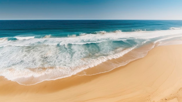 Ein Sandstrand mit blauem Himmel und Meereswellen