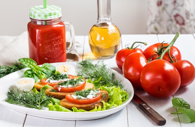 Foto ein sandwich mit tomaten, käse und kräutern