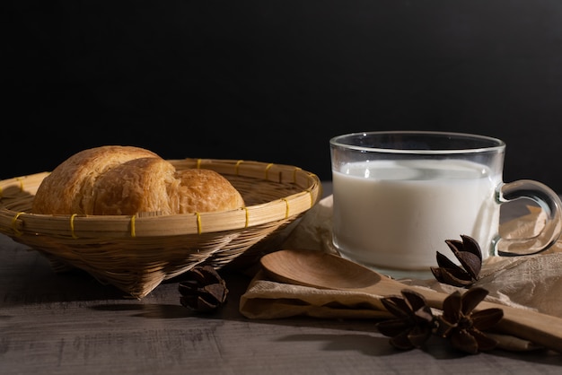 Ein Satz Hörnchen und Tasse Milch auf dem Holztisch