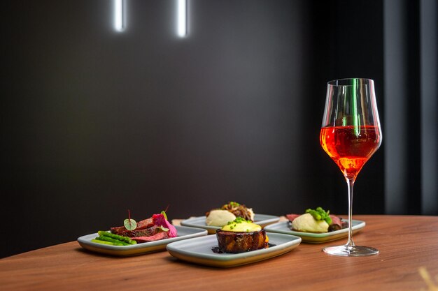 Foto ein satz von geschirren auf einem tisch in einem restaurant mit einem glas wein