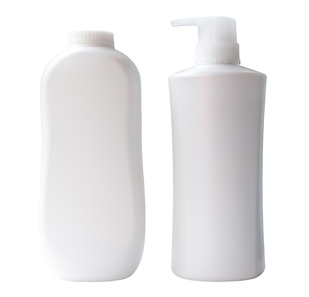 Ein Satz von zwei weißen Shampoo- oder Haaraufbereitungsmitteln und einer Pulverflasche ist auf weißem Hintergrund isoliert