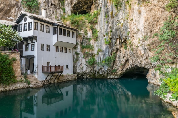 Ein sauberer unterirdischer Fluss entspringt einer Höhle in der Nähe einer islamischen Moschee.