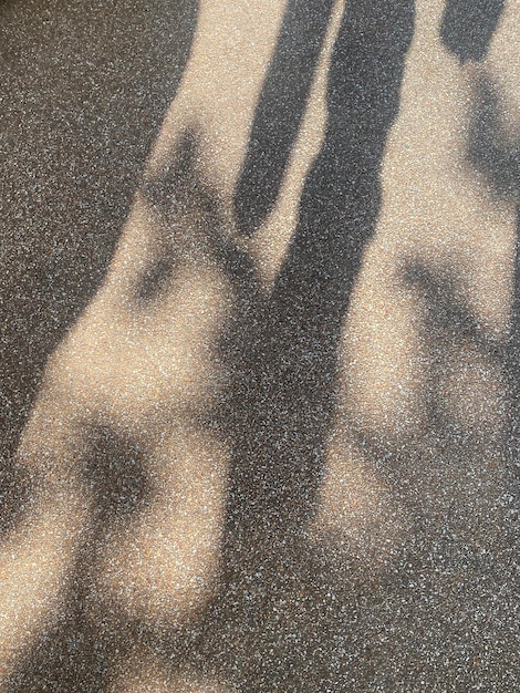 Ein Schatten einer Person auf dem Boden