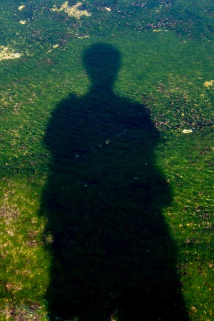 Foto ein schatten eines mannes auf dem wasser