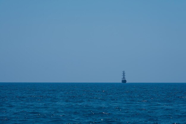 Ein Schiff im blauen Meer