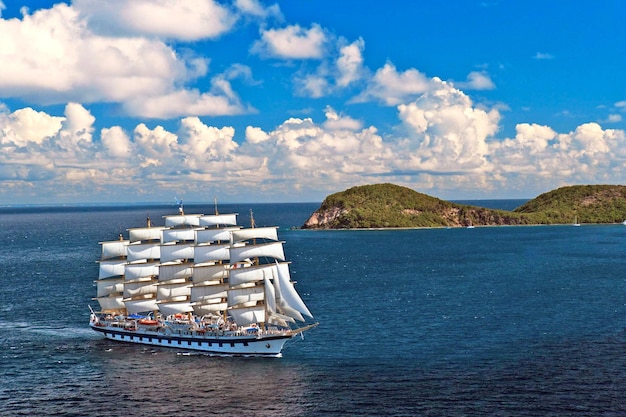 Foto ein schiff mit segeln, das auf dem wasser ist