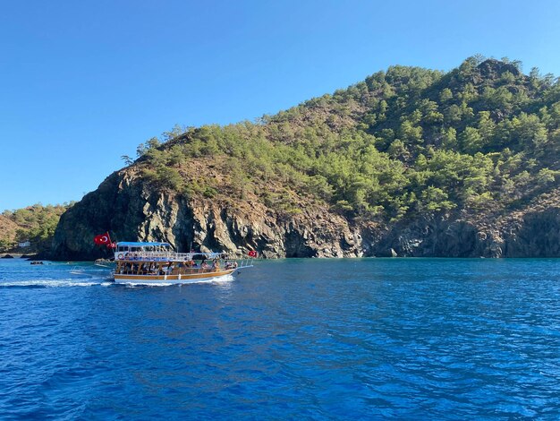 Ein Schiff mit Taurusgebirge in Antalya Türkei und Sonnenuntergang