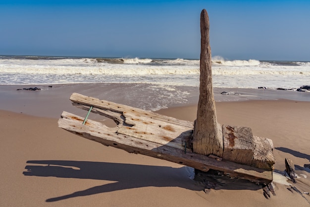 Ein Schiffbruch im Skeleton Coast National Park in Namibia in Afrika.