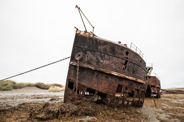 Ein Schiffswrack am Strand mit dem Wort "the ship" an der Seite