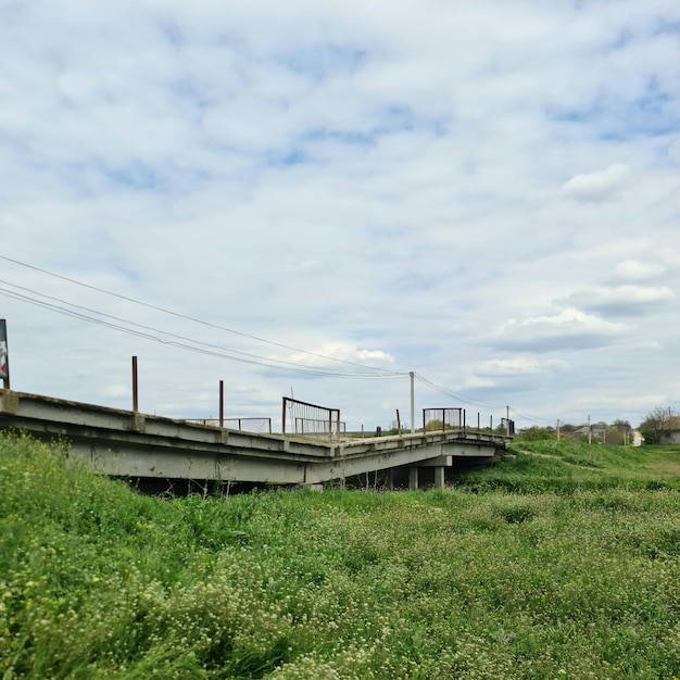 Ein Schild an einer Brücke mit der Aufschrift „Parkverbot“.