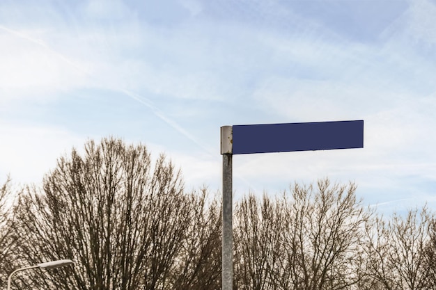 Ein Schild in der Stadt, das darauf hinweist