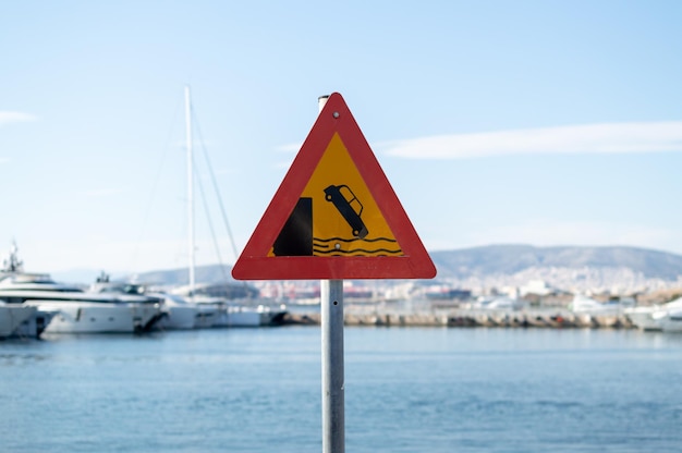 Ein Schild, in dessen Mitte ein Auto steckt