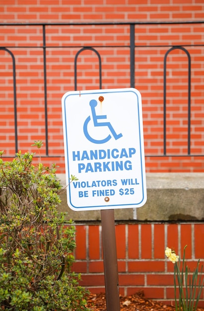 Ein Schild mit der Aufschrift „Behindertenparkplatz“.