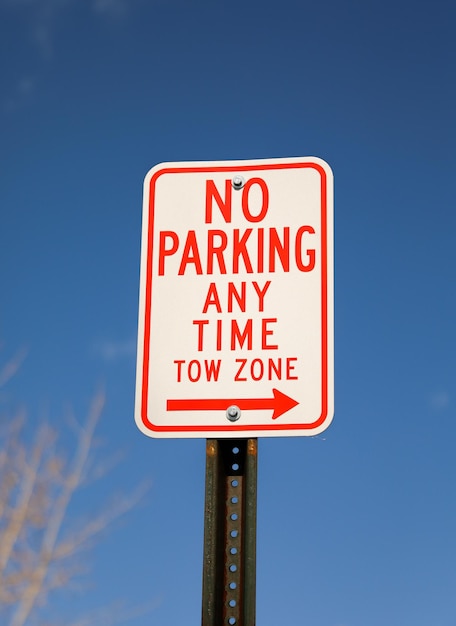 Ein Schild mit der Aufschrift Parkverbot zu jeder Zeit Abschleppzone.