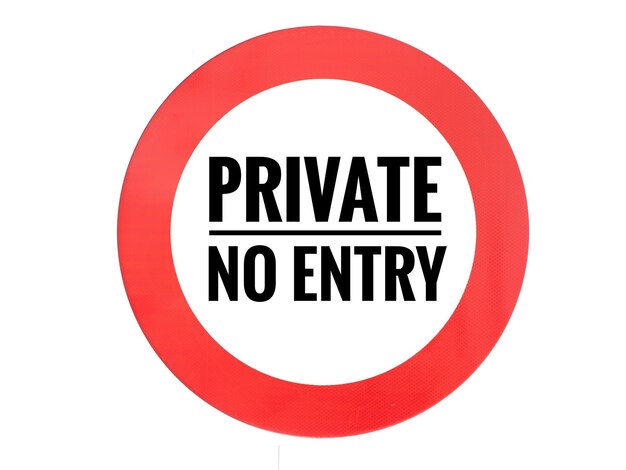 Ein Schild mit einem roten Kreis und den Worten "Private No Entry Warning" zur Anzeige eines eingeschränkten Zugangs