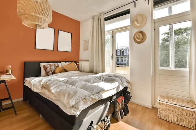 ein Schlafzimmer mit orangefarbenen Wänden und ein Bett mit Decken
