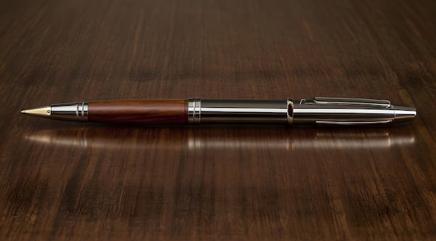 Ein schlanker Stift ruht anmutig auf einem polierten Holzschreibtisch