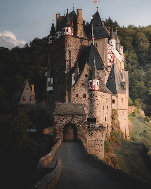 Ein Schloss in Deutschland mit einem Schild mit der Aufschrift „Schloss“.
