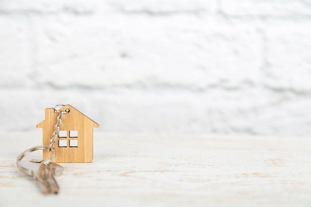 Ein Schlüssel an einem Haus geformt Holz Schlüsselanhänger