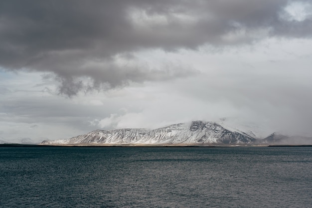 Ein schneebedeckter Berg an der Atlantikküste in Island