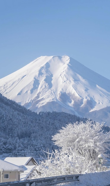 Ein schneebedeckter Berg mit einem schneebedeckten Berg im Hintergrund