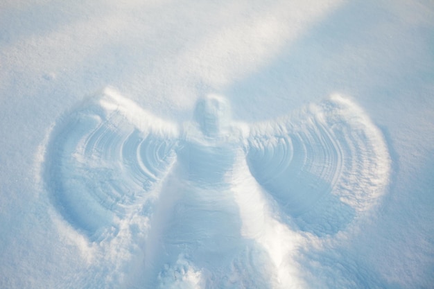 Foto ein schneeengel aus weißem schnee. winter