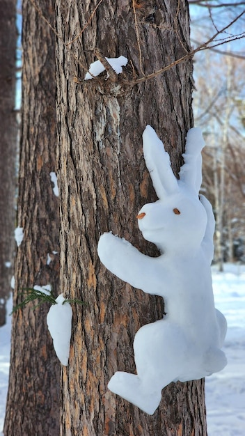 Foto ein schneemann in form eines hasen hängt im winter an einem baum