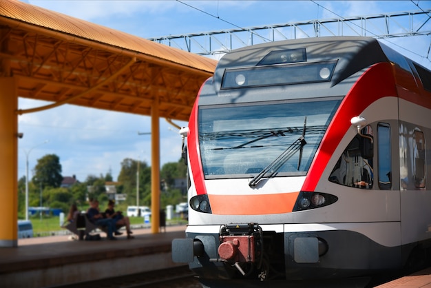 Ein schneller Zug kommt am Bahnhof an