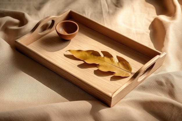 Ein schön geordnetes leeres Holztablett mit exquisiten Blättern im Schatten liegt auf einer Leinentischdecke. Mit Naturprodukten ist der Kopierraum im Hintergrund begrenzt. Gedanken an Sanftheit und Gelassenheit