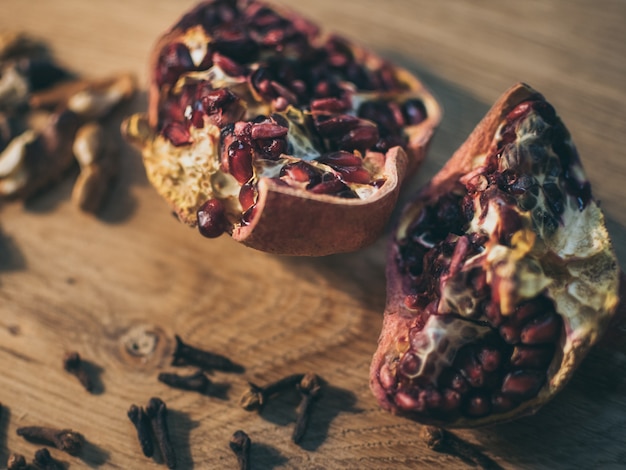 Ein schöner, aber etwas ausgetrockneter granatapfel auf einem holzbrett.