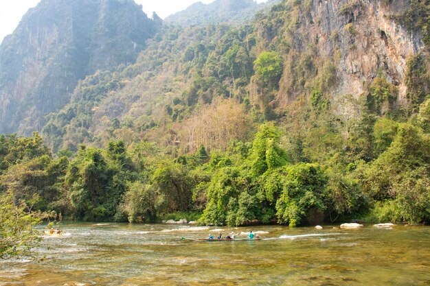 Ein schöner Panoramablick auf die Stadt Vang Vieng in Laos