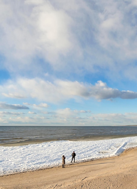 Ein schöner Sandstrand im Winter an einem sonnigen Nachmittag in Palanga Litauen