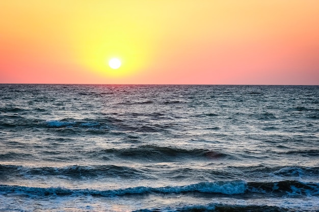 Ein schöner Sonnenuntergang mit Seereflexionshintergrundreise