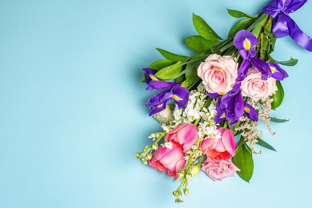 Ein schöner Strauß frischer Blumen auf einer rosa Pastelloberfläche