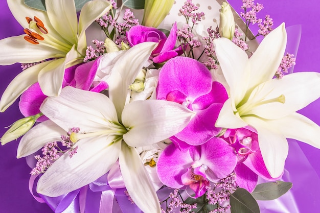 Ein schöner Strauß frischer Blumen auf violettem Hintergrund