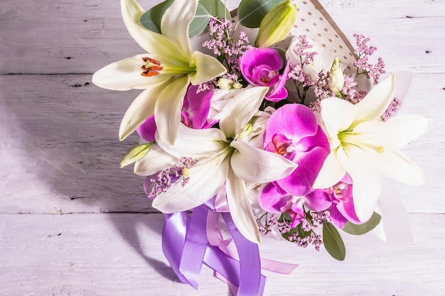 Foto ein schöner strauß frischer blumen auf weißem hintergrund