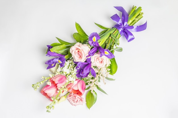 Ein schöner Strauß frischer Blumen isoliert auf weißer Oberfläche