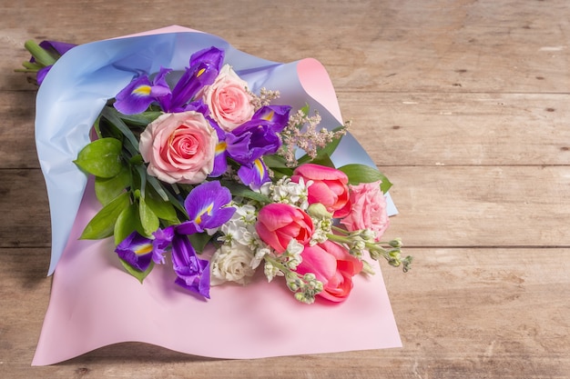 Ein schöner Strauß Hochzeitsblumen auf alten Holzbrettern