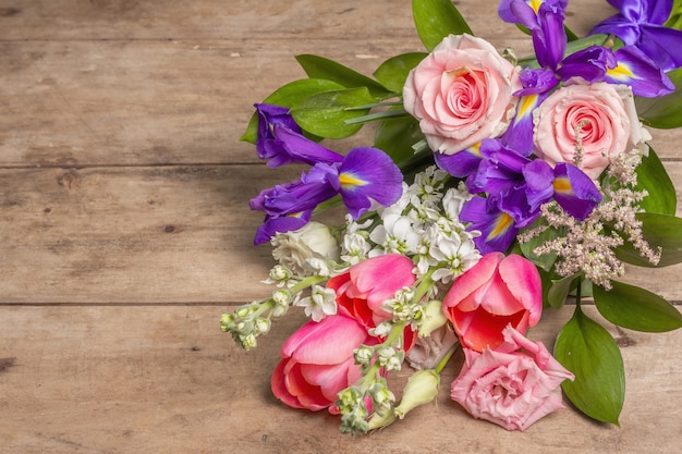 Ein schöner Strauß Hochzeitsblumen auf alten Holzbrettern