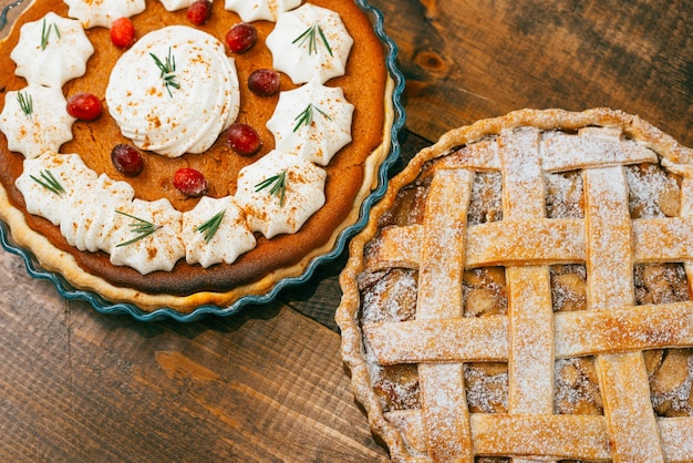 Ein schönes Foto von ein paar leckeren Kuchen zu Weihnachten