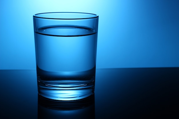 Ein schönes Glas Wasser mit einem Blau